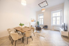Deluxe & Cozy J40 Grand Residence in the Heart of BP